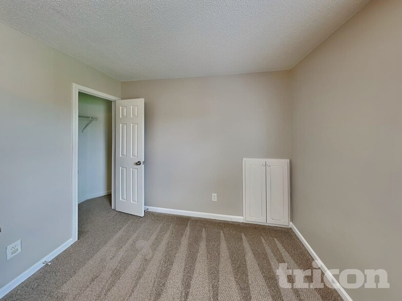 Building Photo - 5702 Colonnade Dr