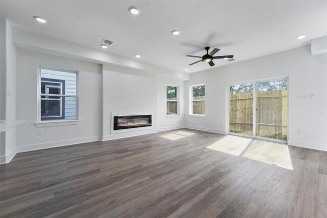 Building Photo - 855 S Victory Dr