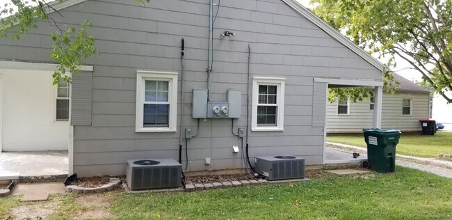 Building Photo - 1421 E Division St