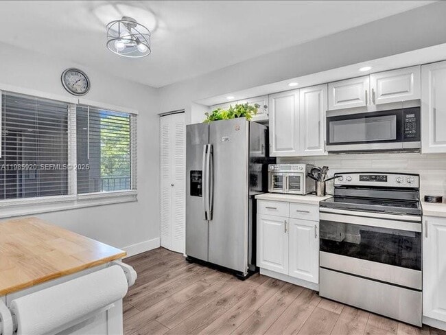 Building Photo - 12500 SW 5th Ct