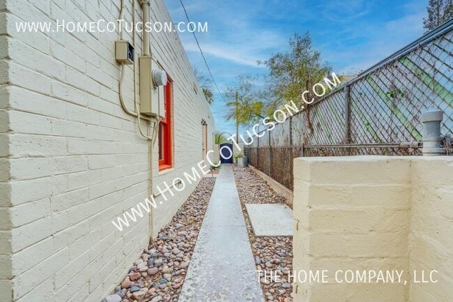 Building Photo - 214 N Vine Ave