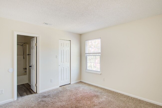 Building Photo - 2 Bedroom, 2 Bath Updated Condo, Newpointe...