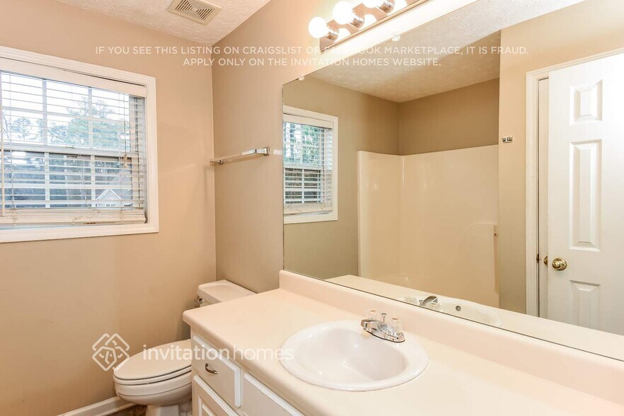 Building Photo - 15 Water's Edge Dr SE