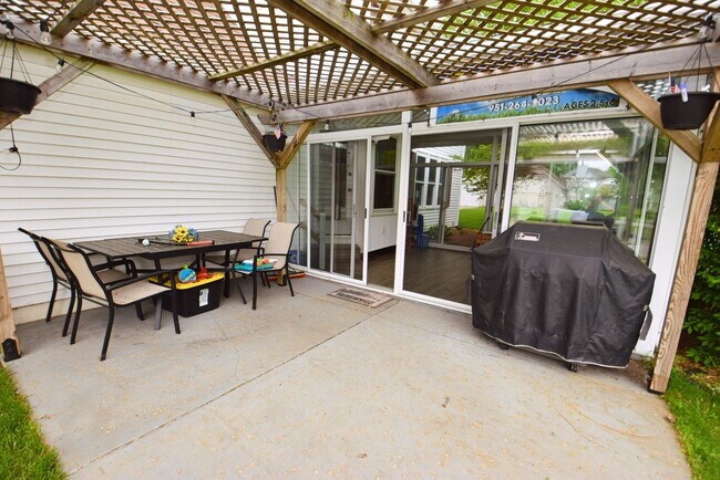 Building Photo - Large 4-5 bedroom 2.5 bath home in South B...