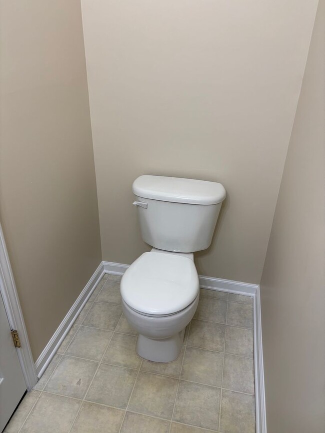 Building Photo - 2 BEDROOM 2 1/2 BATH TOWN HOME
