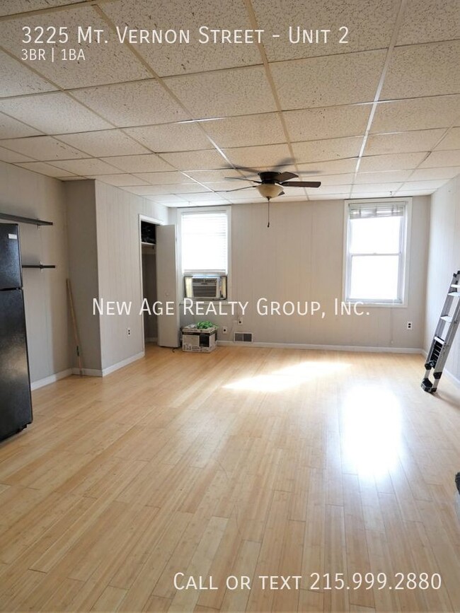 Building Photo - Spacious bi-level apartment available!