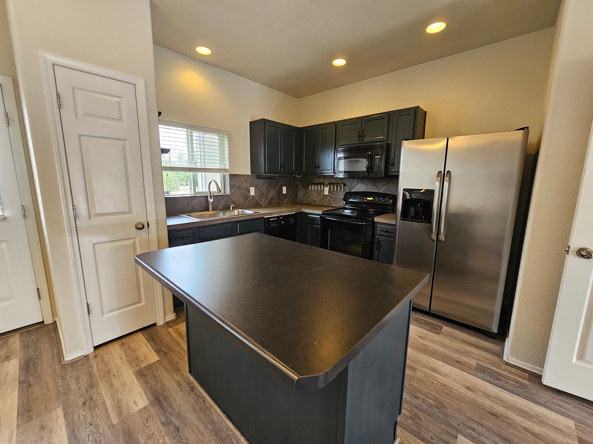 Building Photo - 7243 Country Side Grv