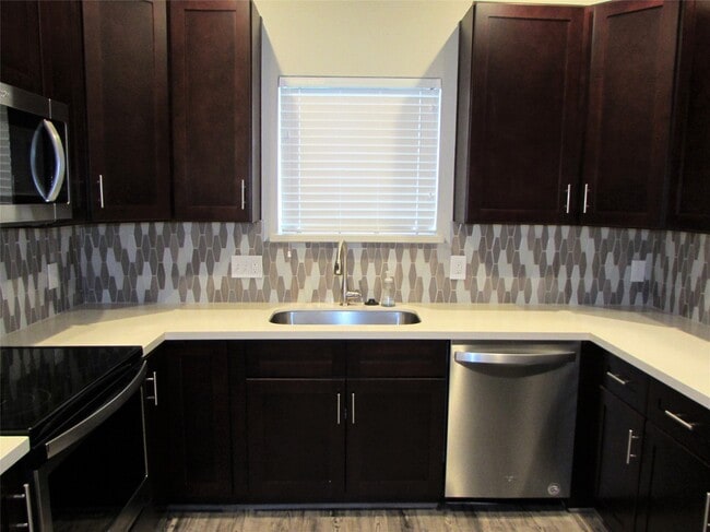 Building Photo - 3249 Dixie Dr