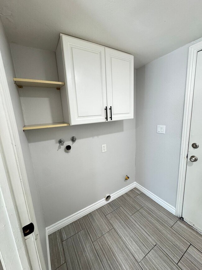 Building Photo - Beautiful 4- Bedroom Home