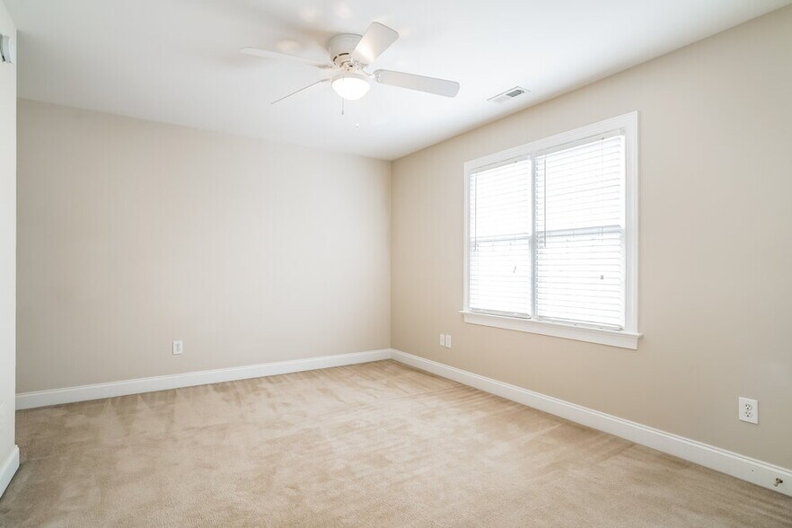Building Photo - 429 Longbourn Dr