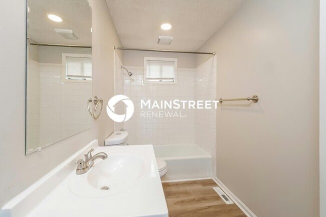 Building Photo - 3 Bedroom Pet-Friendly Home in Overland Park, KS with Main Street Renewal