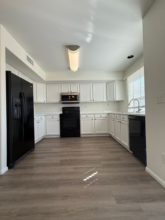 Building Photo - Johnson Ranch: 4 bedrooms, 2.5 bathrooms, ...