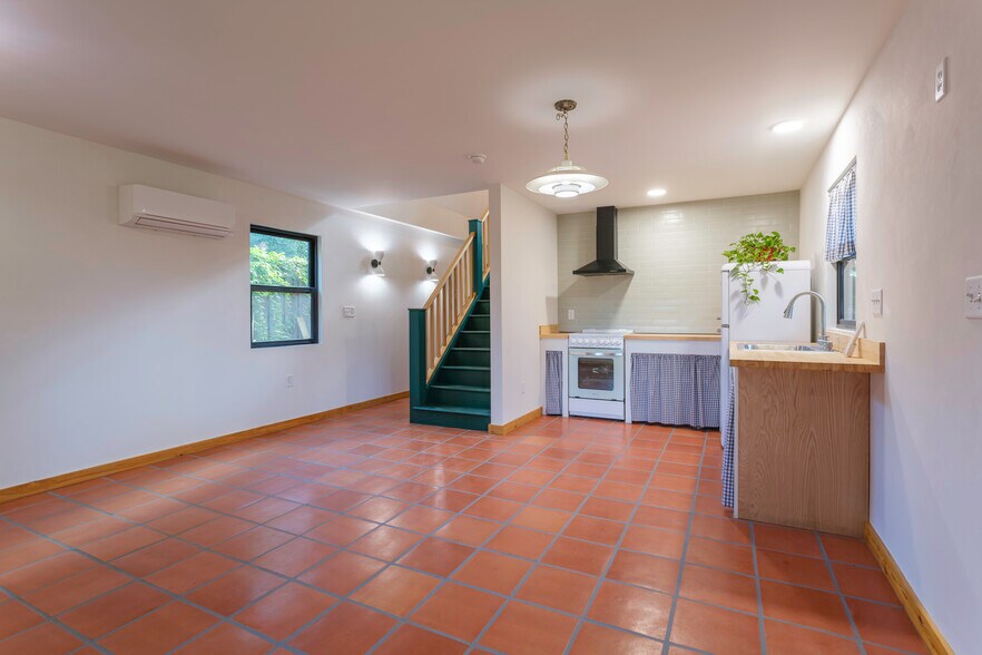 Eat-in kitchen, dining, living area - 10 Linden Dr