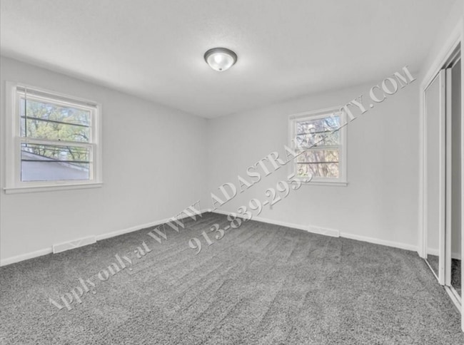 Building Photo - Updated 4 Bed 2 Bath Home in Lees Summit-C...
