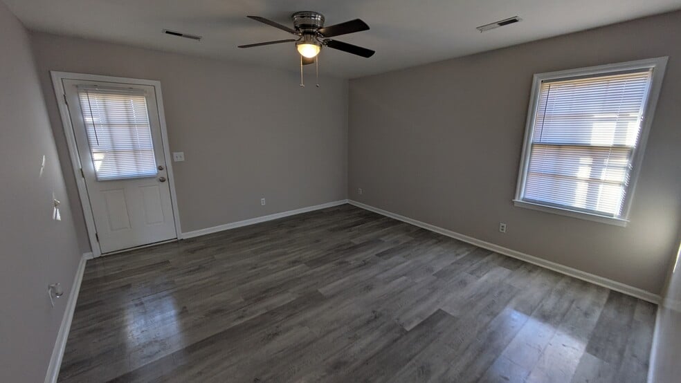 Building Photo - 203 Water Oak Dr