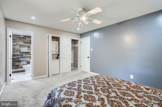 Building Photo - 520 White Oak Dr