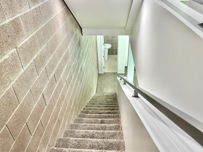 Building Photo - 374 S Farmer Ave