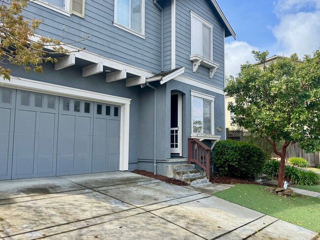 Building Photo - Charming Studio with AC and Secure Mailbox!