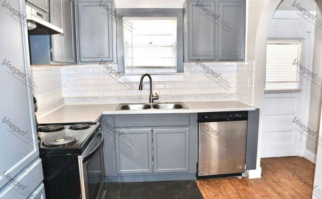 Building Photo - Charming 4-Bed Home with Fireplace & Hardw...