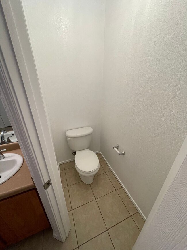 Building Photo - Great 5 Bedroom/2.5 Bathroom off Porter Dr.