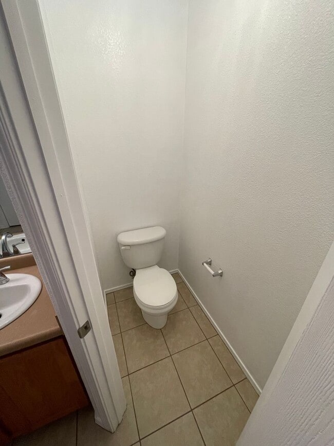 Building Photo - Spacious 5-Bedroom Home with 2 Living Areas – 2,270 Sq Ft Near Porter Dr.