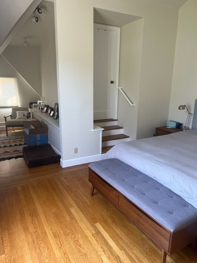 Building Photo - Beautiful, Spacious Rockridge Home!