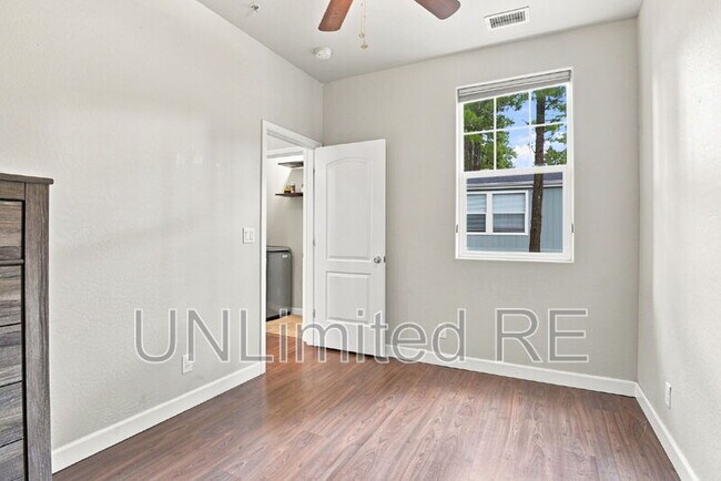 Building Photo - 2520 W Pikes Peak Dr