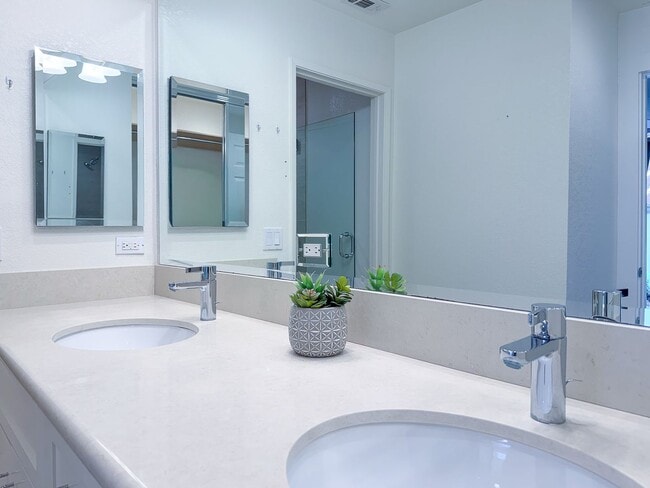 Building Photo - 2262 Martinique Ln