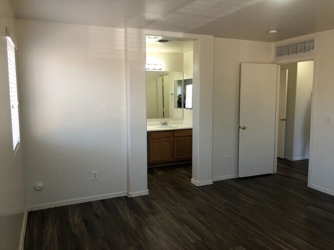 Building Photo - 3 bedroom 2.5 bath home - 2 car garage - S...