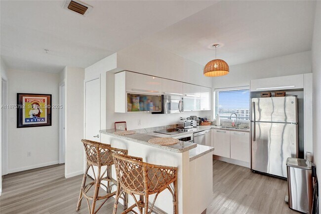 Building Photo - 601 NE 36th St