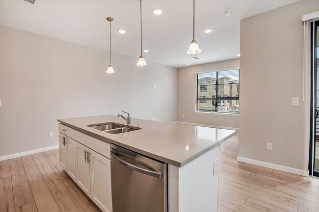 Building Photo - Beautiful 2 Bed 2 1/2 Townhome in Virginia Village