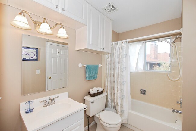 Building Photo - 385 Sandhurst Cir