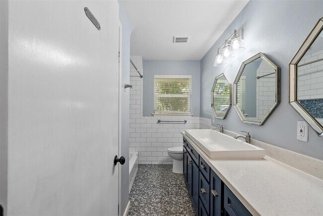 Building Photo - 5019 Oak Forest Dr