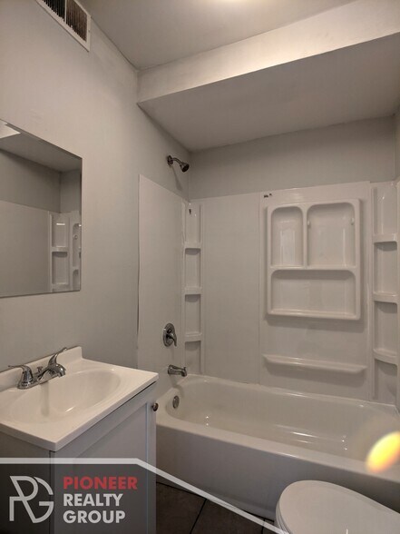 Building Photo - 3542 N Halsted St