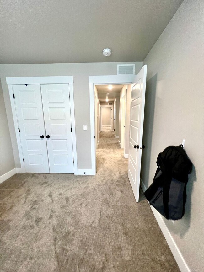 Building Photo - Peregrine Townhomes