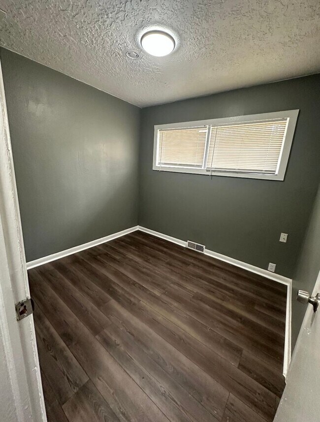 Building Photo - This is a 4 bedroom 1 Full bathroom house which has a spacious living room, dining room and full ...