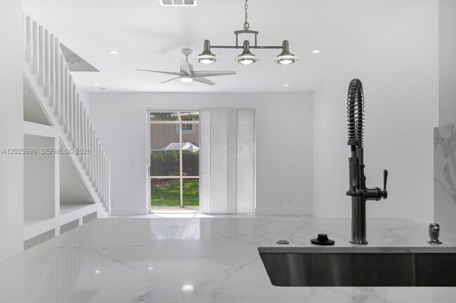 Building Photo - 2098 Madeira Dr