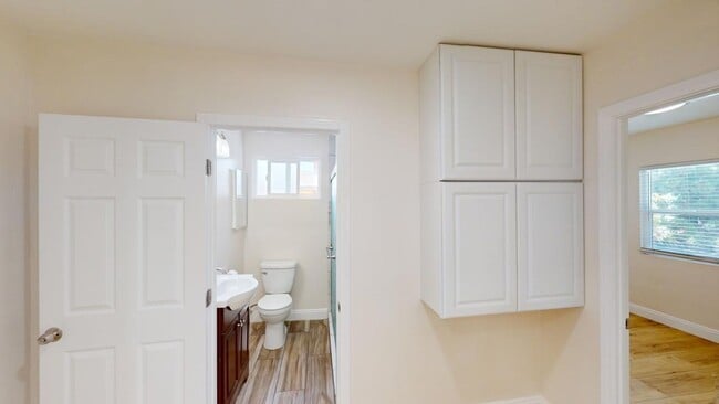 Building Photo - Charming 2 bed, 1.5 bath home with views of Downtown!