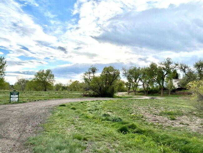 Building Photo - "Charming Home in the Cottonwood Community!"