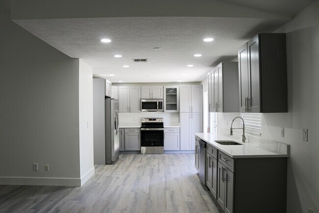 Building Photo - 2958 Bermuda Ave S