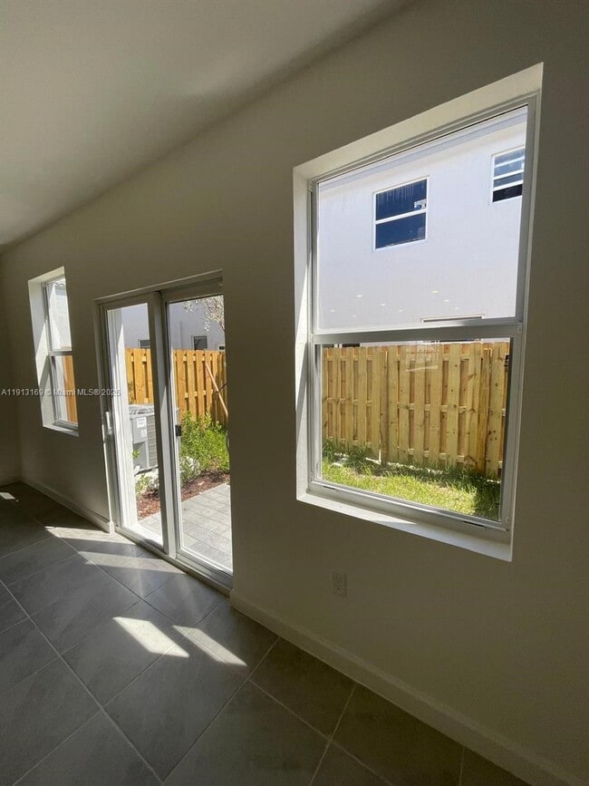 Building Photo - 1076 SE 2nd St