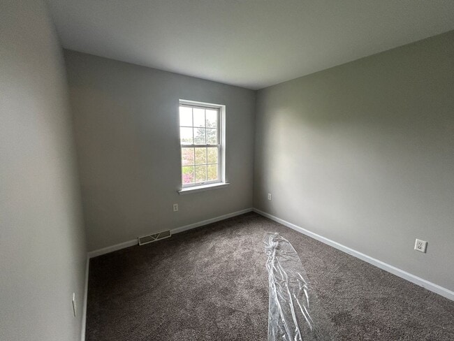 Building Photo - Updated Townhome