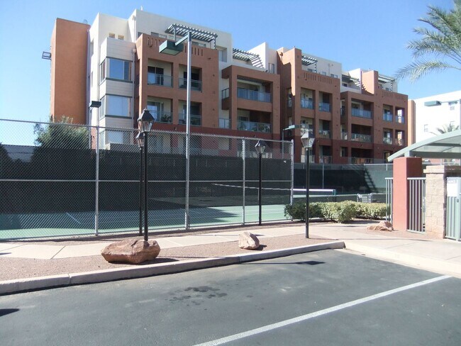 Building Photo - Park Avenue Mid-Rise Condo. Balcony. Full Services HOA