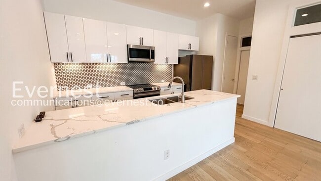 Building Photo - 3 Bed/2.5 Bath Home with Fenced Yard / Pet-Friendly / Available Now!