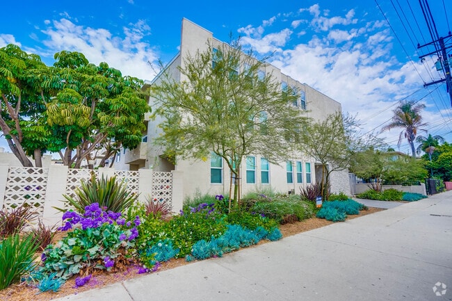 exterior - 537 W. Hyde Park Blvd