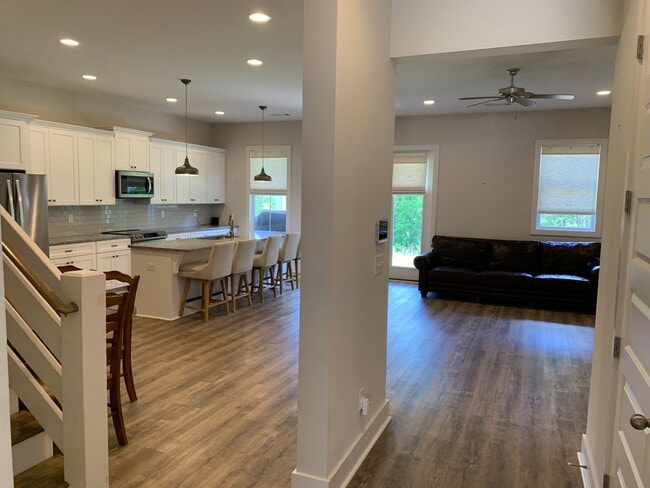 Building Photo - Owens Crossing Townhome