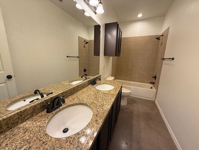 Building Photo - Modern 3bd 2ba Duplex in Prime Location