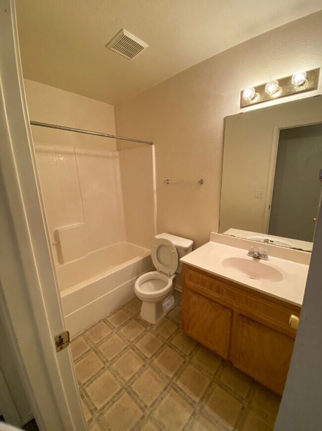 Building Photo - 904 Crymes Ln