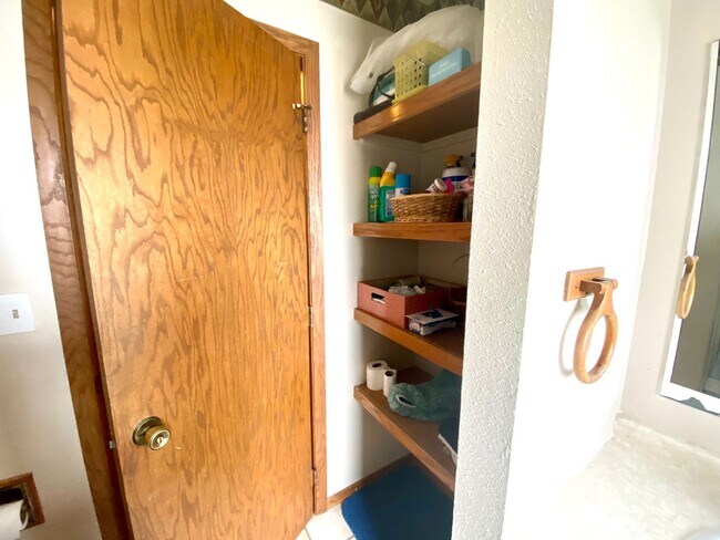 Building Photo - For Rent: Charming 3-Level Townhome in Qui...