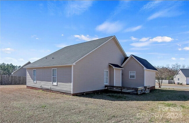 Building Photo - Charming Ranch Home with Modern Updates an...